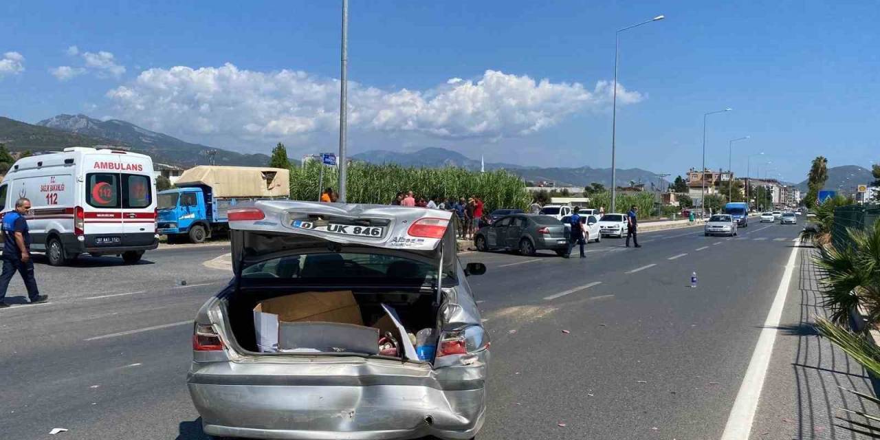 İki Otomobilin Çarpıştığı Kazada 3 Kişi Yaralandı