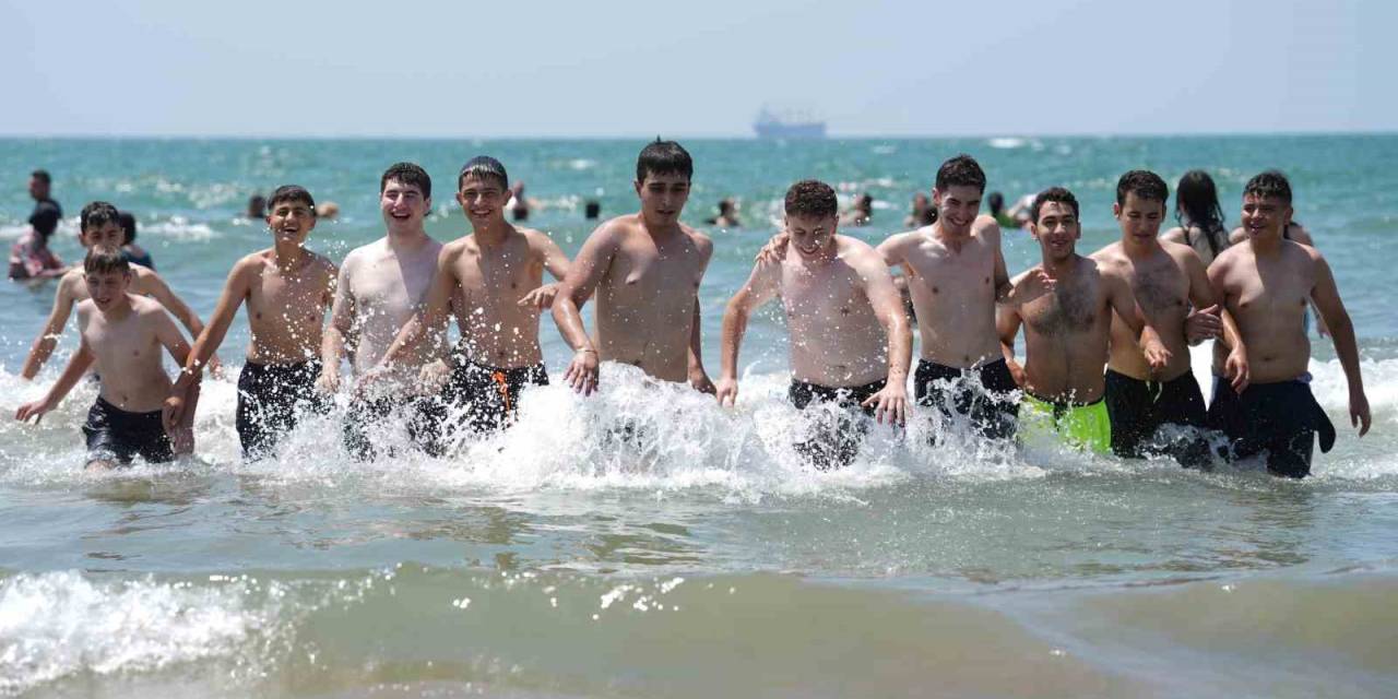 Yılmaz’dan Öğrencilere Karne Hediyesi