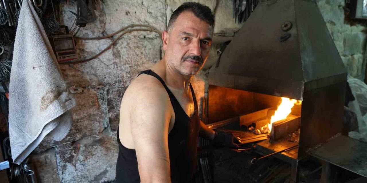 100 Derecelik Ateşin Karşısında Demir Dövüyor