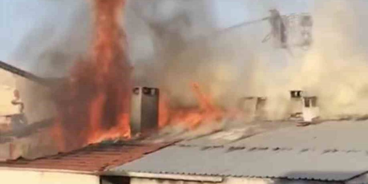 Pendik’te 4 Katlı Binanın Çatısı Alevlere Teslim Oldu