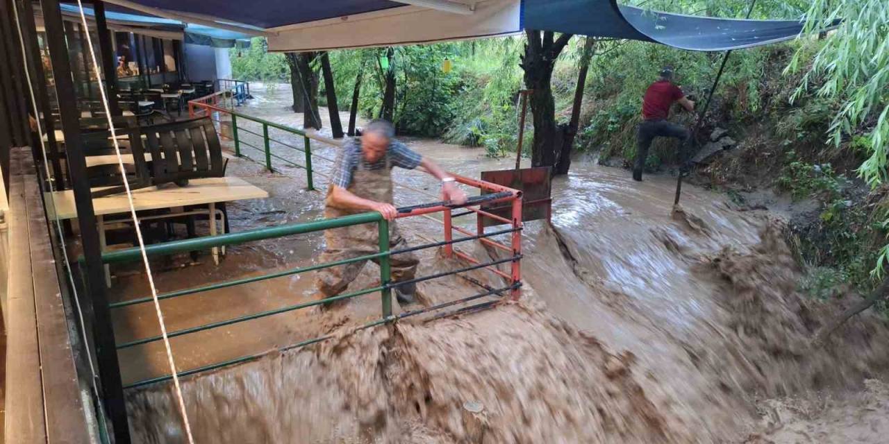 Erzincan’ın Turizm Beldesi Çağlayan’ı Sel Vurdu