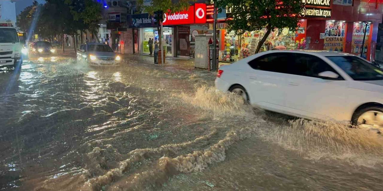 Elazığ’da Sağanak Etkili Oldu, Yollar Göle Döndü