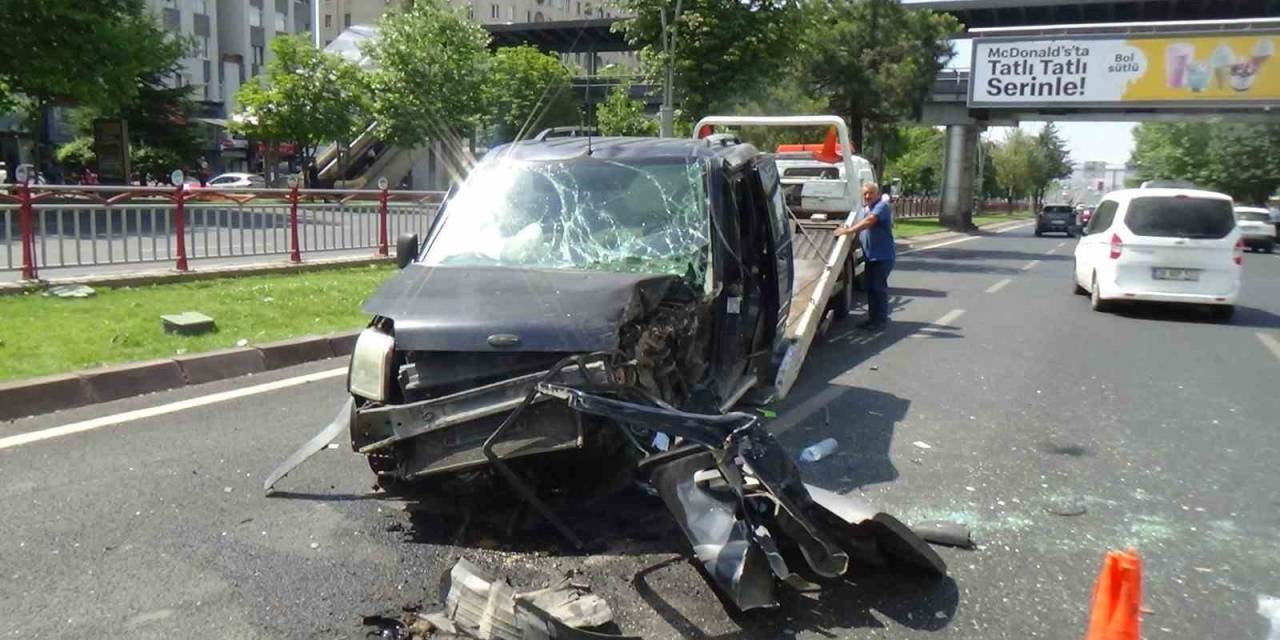 Jeep İle Hafif Ticari Araç Çarpıştı: 2 Yaralı