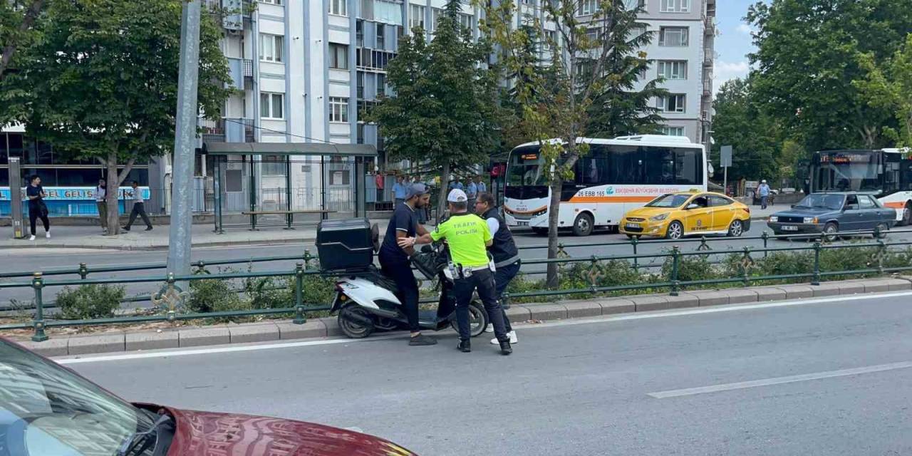 Trafik Denetimlerinde Kimi Polisin Üzerine Sürdü Kimi De Ceza İle Poz Verdi
