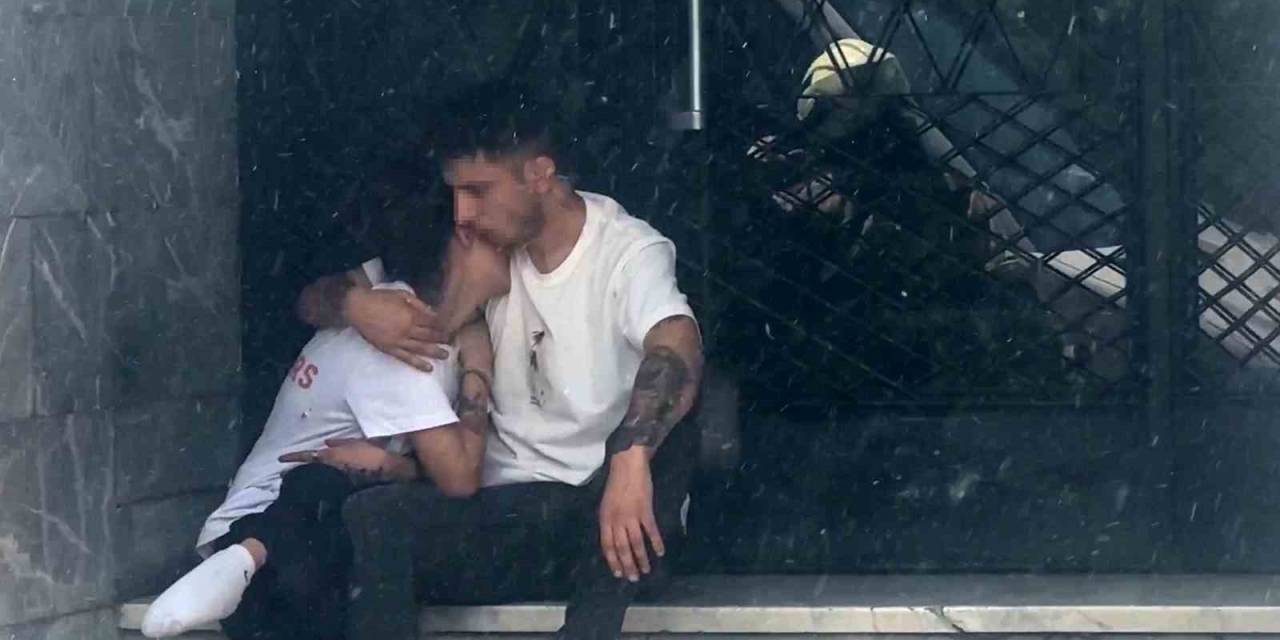 Beyoğlu’nda Korku Dolu Anlar: Yangın Çıkartan Şahsı Bıçakladı, Engelli Arkadaşını Kurtardı