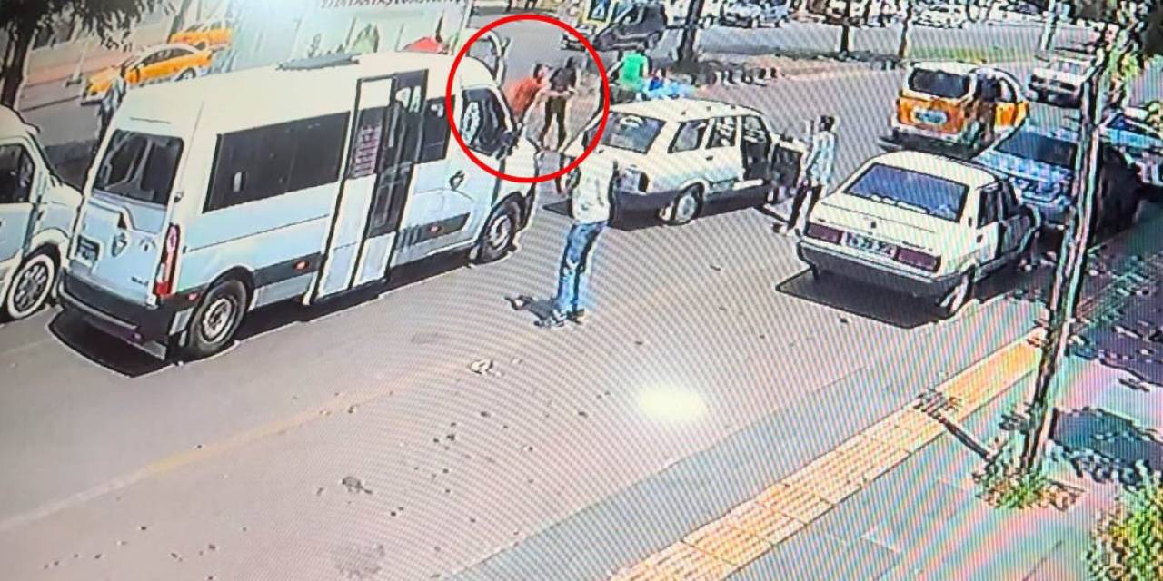 Trafikte Husumetli Şahısların Silahlı Kavgası Güvenlik Kamerasına Yansıdı: 1 Yaralı
