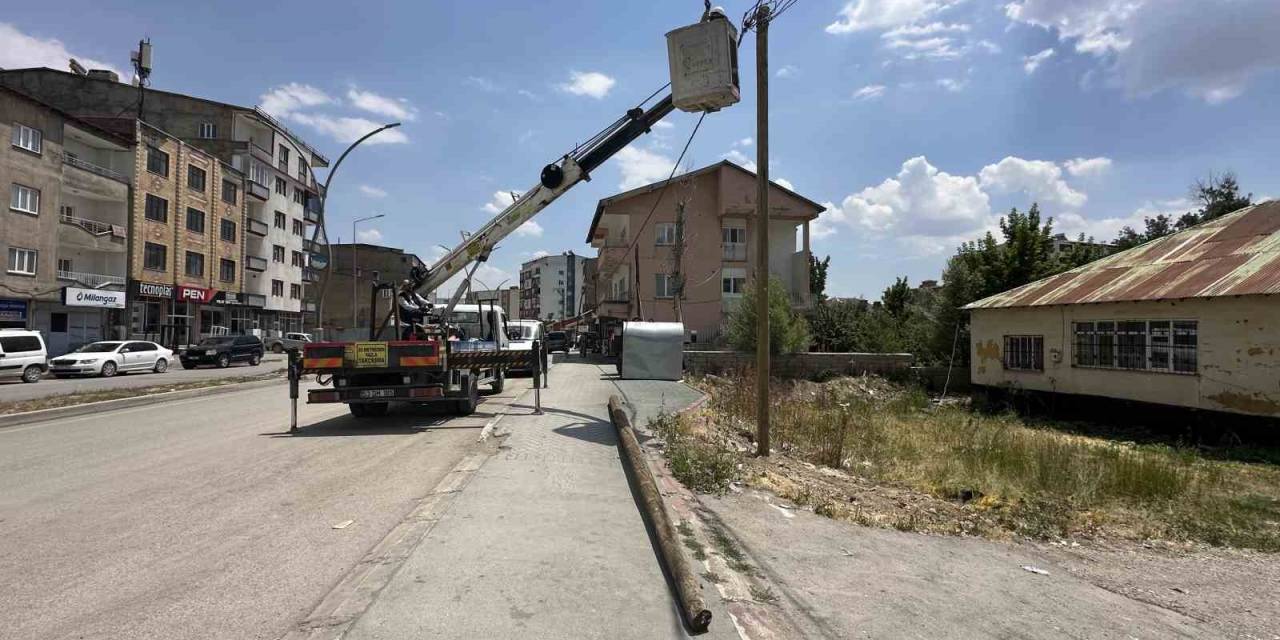 Yüksekova’da Tehlike Saçan Elektrik Direği Yenilendi