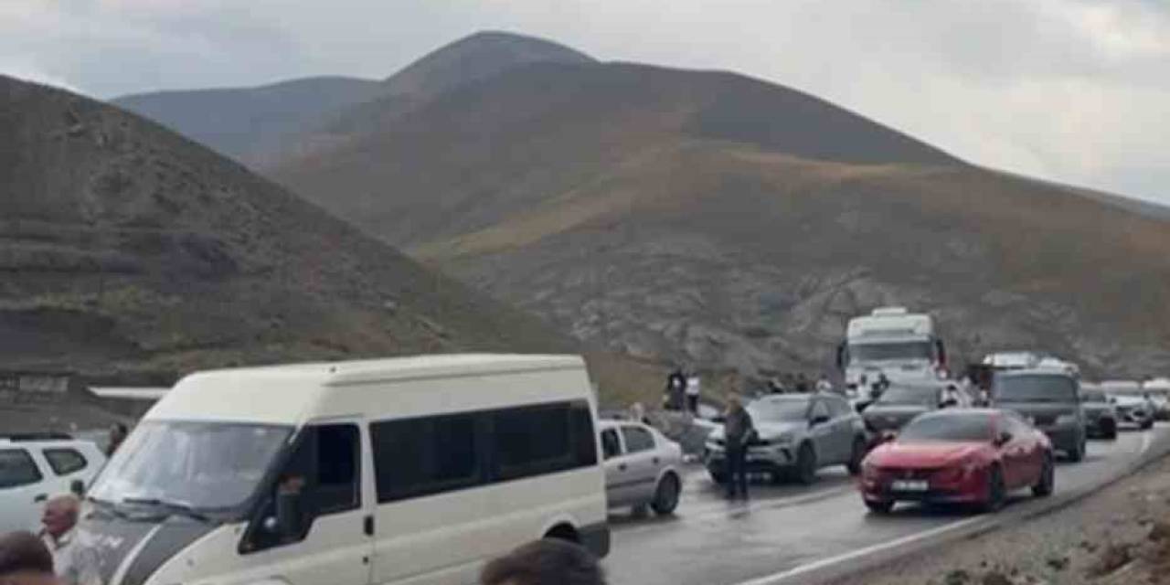 Van-hakkari Karayolunda Onlarca Araç Selde Mahsur Kaldı