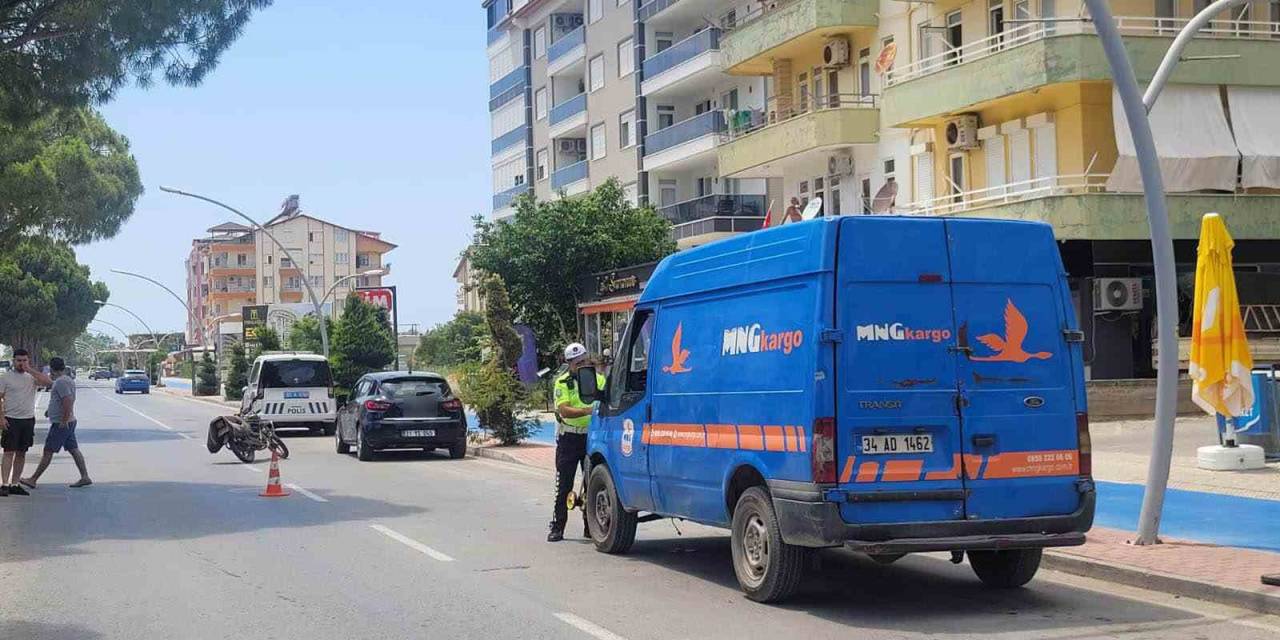 Kargo Aracının Açılan Kapısı Motosiklet Sürücüsünü Hastanelik Etti: 1 Yaralı