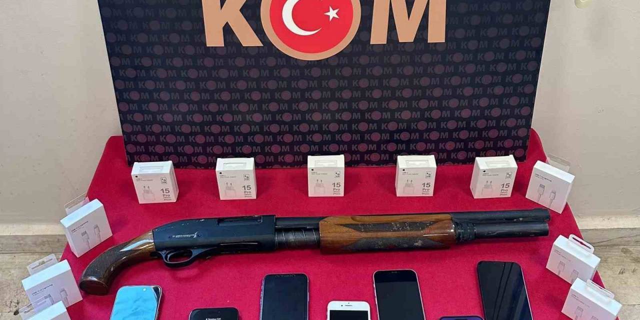 İletişim Dükkanında 350 Bin Liralık Kaçak Cep Telefonu Ele Geçirildi