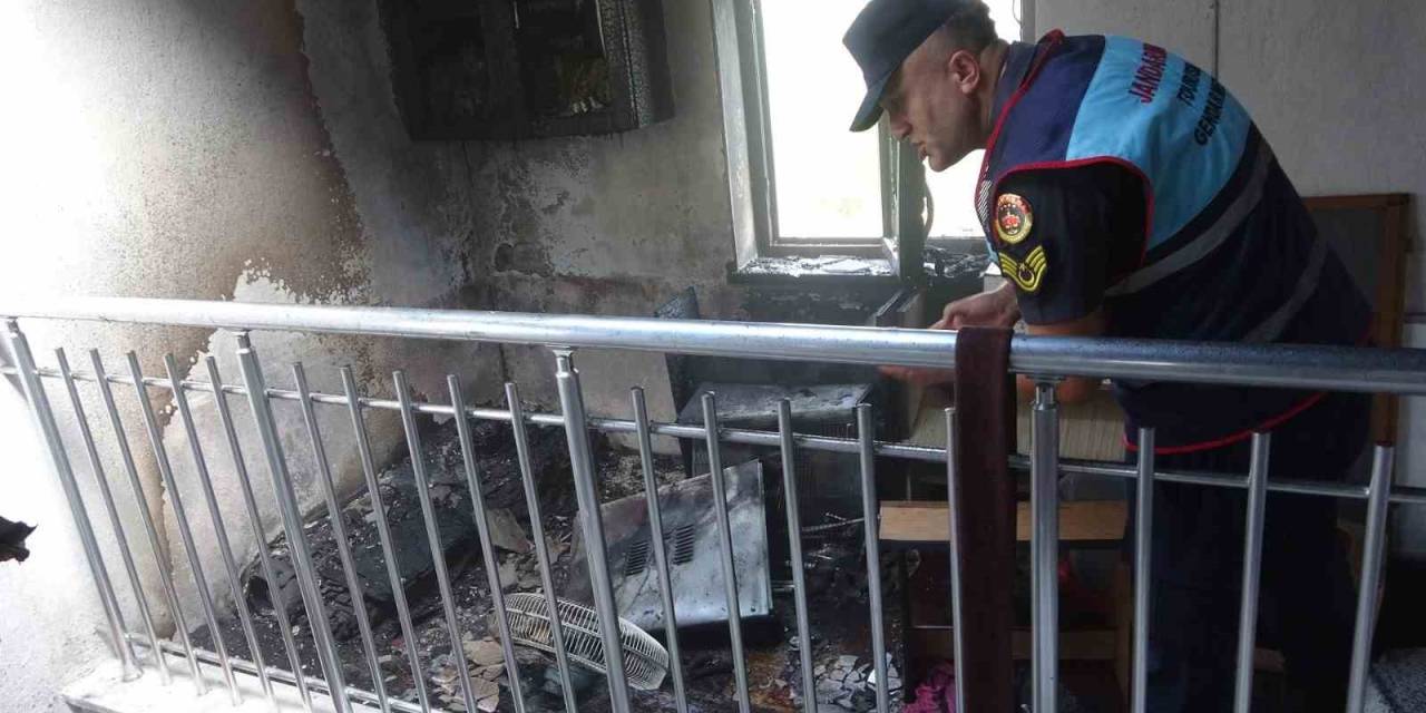Camide Çıkan Yangını Vatandaşlar Söndürdü