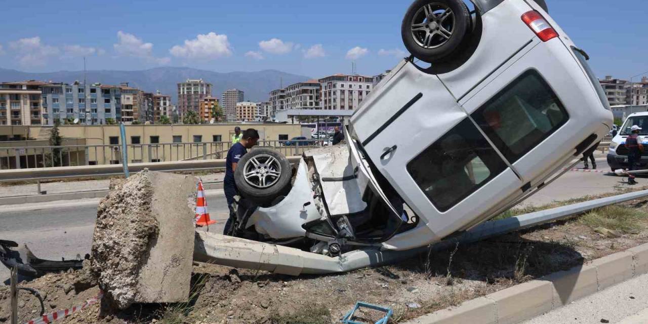 Aydınlatma Direğine Çarpan Araç Ters Döndü