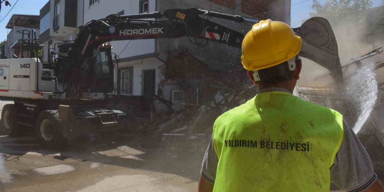 Yıldırım’da Riskli Durumdaki Yapılar Yıkılıyor