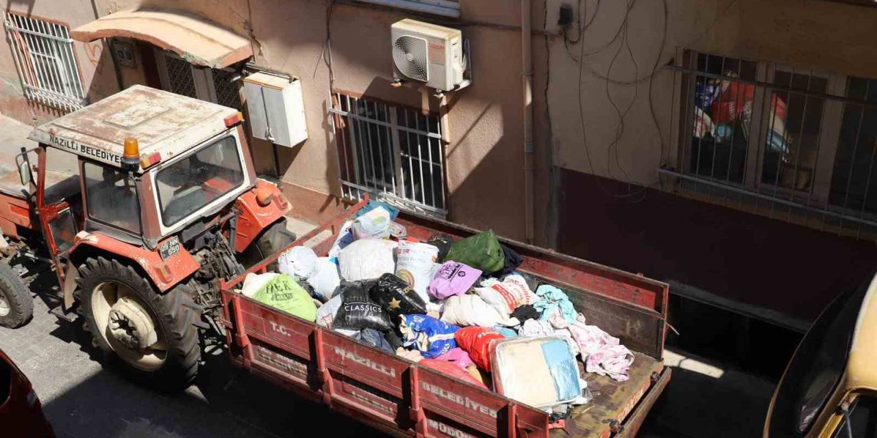 ’kötü Koku’ İhbarı Çöp Evi Ortaya Çıkardı: 7 Kamyon Çöp Temizlendi