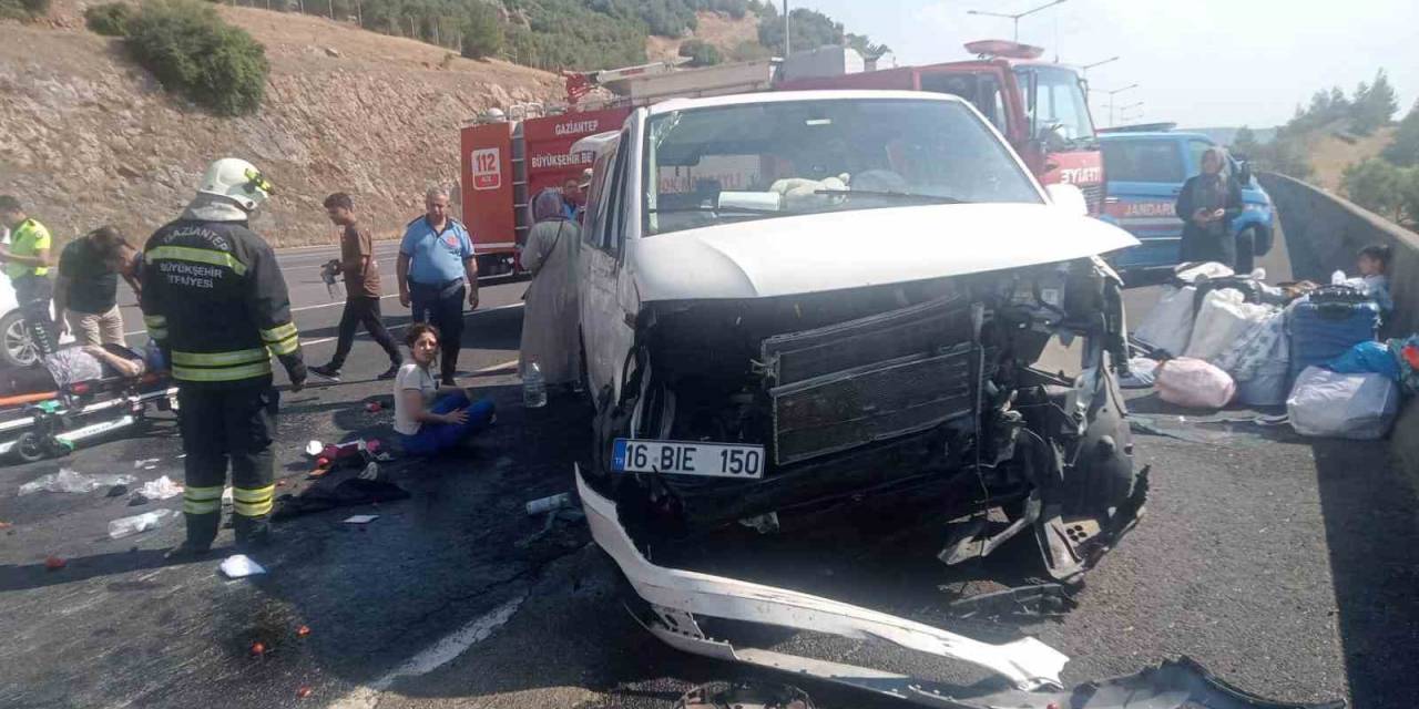 Lastiği Patlayan Minibüs Kaza Yaptı: 1 Ölü, 8 Yaralı