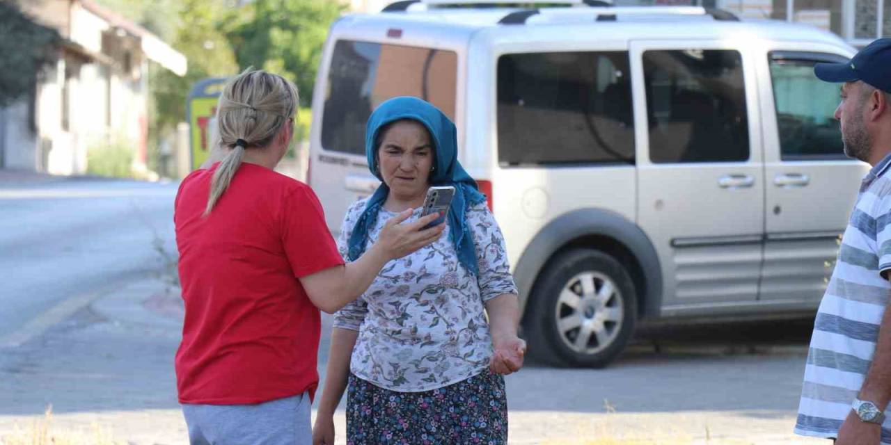 Eline Fotoğrafı Alan Gelin Sokak Sokak Kayıp Kaynanasını Arıyor