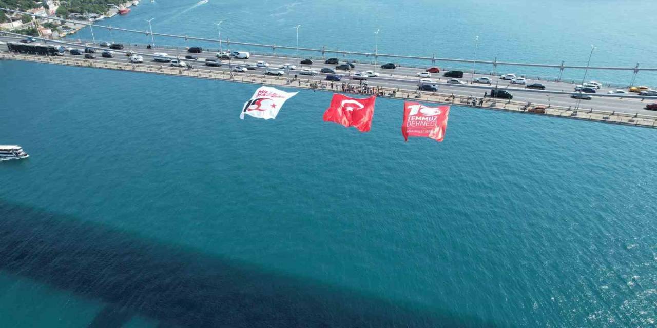 İstanbul’da Köprülere Dev Türk Bayrakları Asıldı
