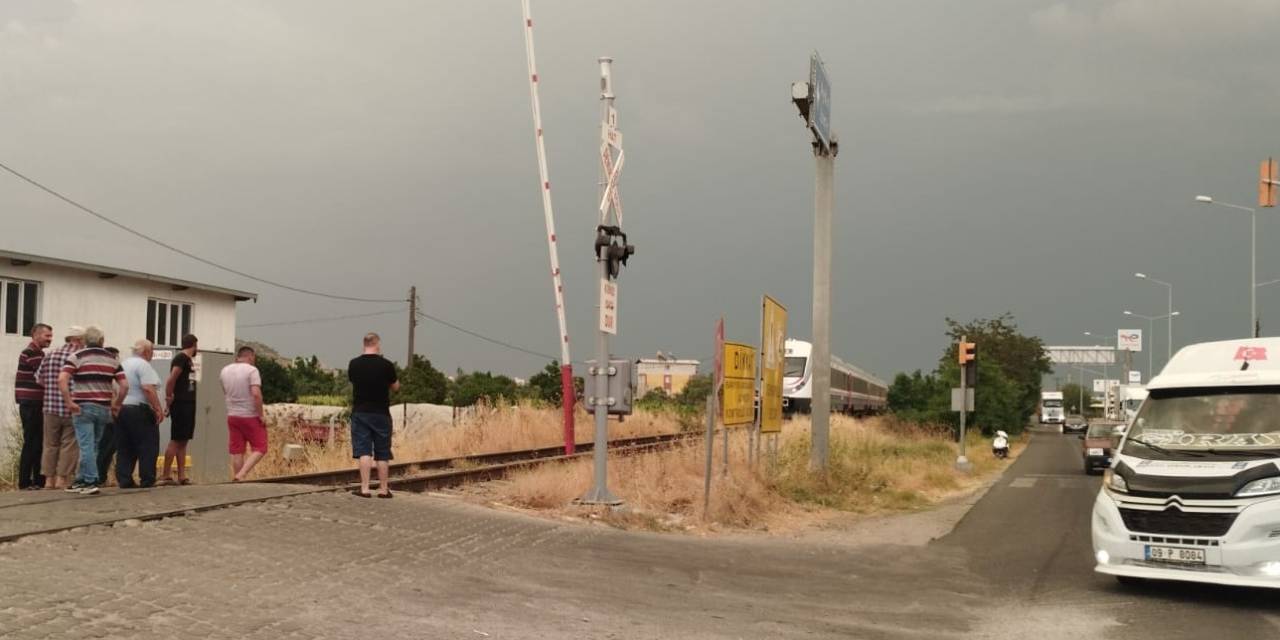 Bariyer Kapalıyken Karşıya Geçmeye Çalışan 2 Kişiye Tren Çarptı: 1 Ölü, 1 Yaralı