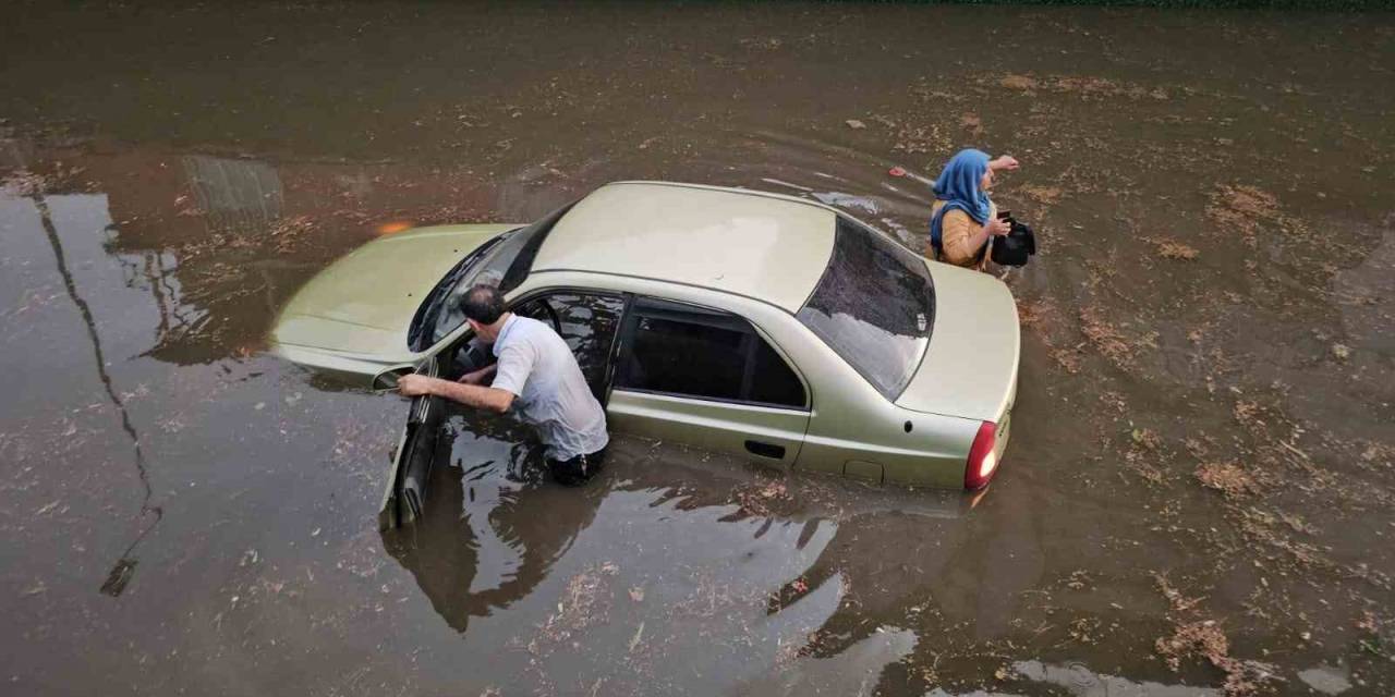 Göle Dönen Alt Geçide Giren Otomobil Sulara Gömüldü