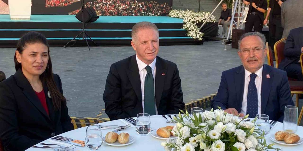 İstanbul Valisi Davut Gül, 15 Temmuz Şehit Aileleri Onuruna Düzenlenen Programa Katıldı