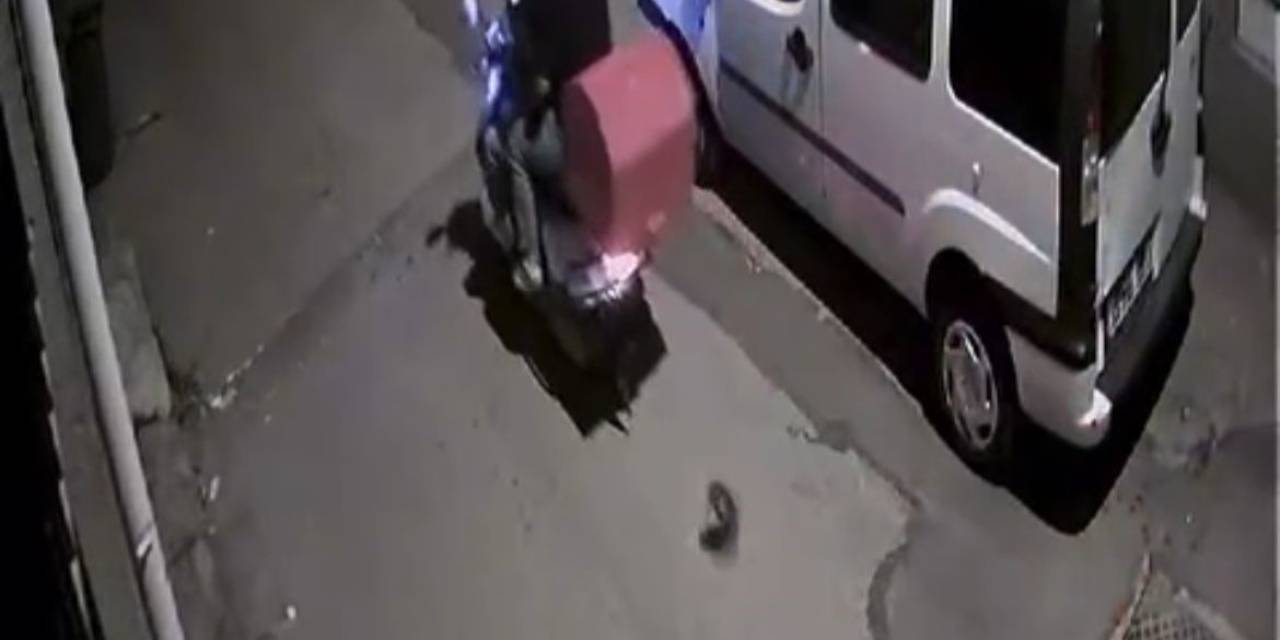 Park Halindeki Aracın Aynasını Kırdılar...o Anlar Kamerada