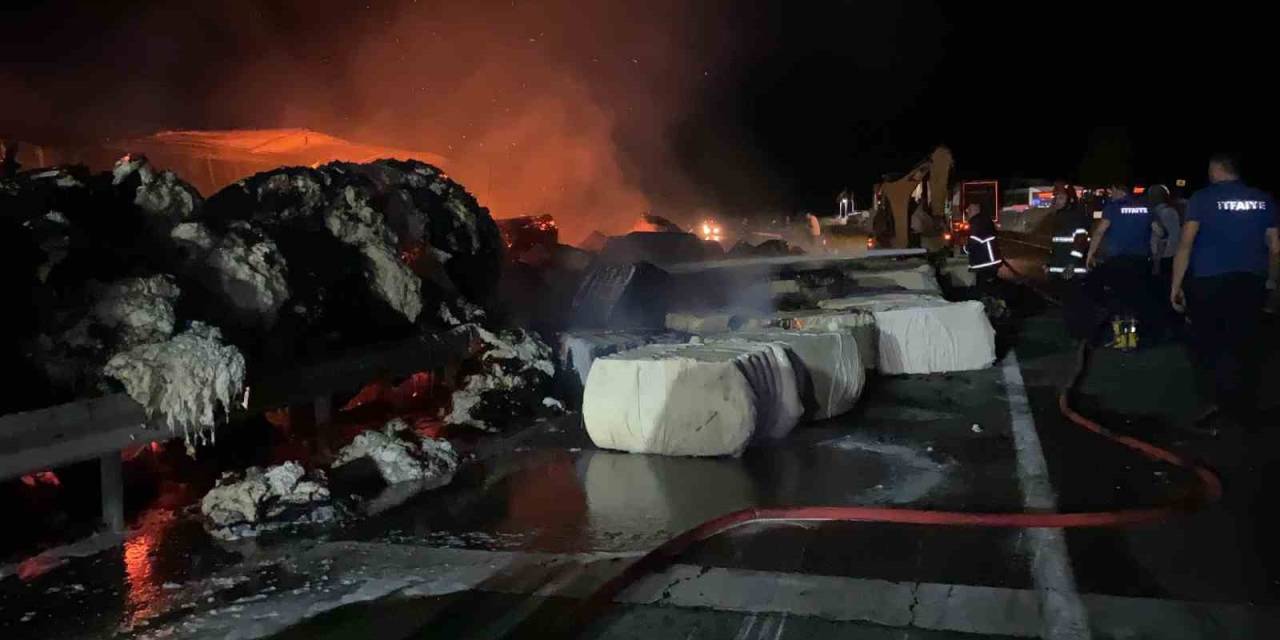 Devrilen Pamuk Yüklü Tır Alev Alev Yandı