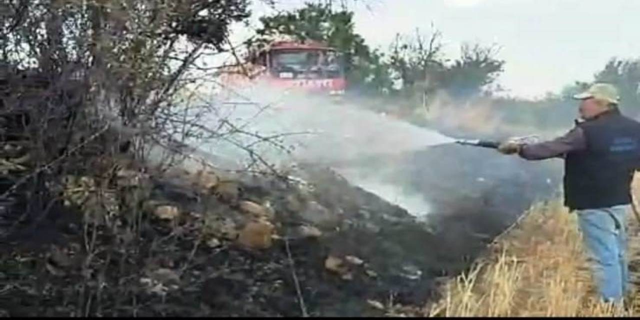 Emet’te Elektrik Direğine Düşen Yıldırım Anız Yangınına Neden Oldu