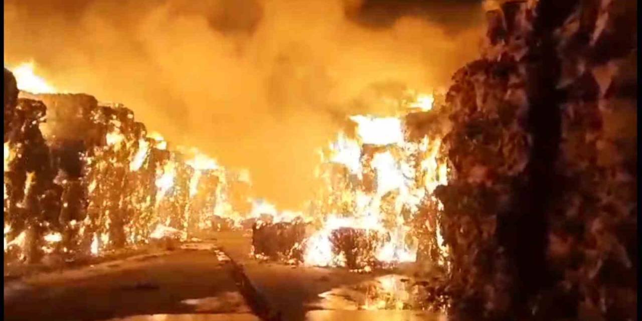 Kipaş Kağıt Fabrikası’ndaki Yangın Yeniden Kontrolden Çıktı: Gecenin Karanlığını Alevler Aydınlattı