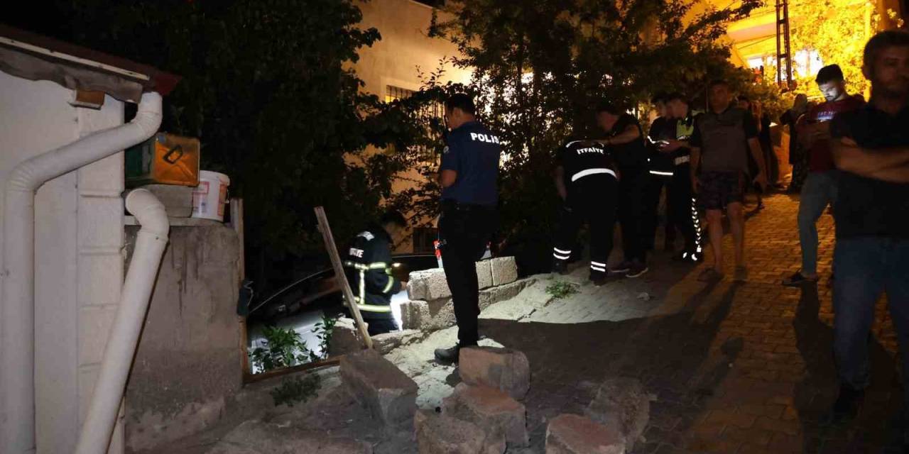 Kontrolden Çıkan Otomobil Bahçeye Uçtu: 2 Yaralı