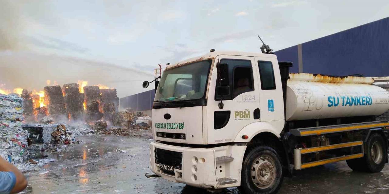 Kuşadası Belediyesi Kağıt Fabrikasındaki Yangını Söndürme Çalışmalarına Destek Verdi