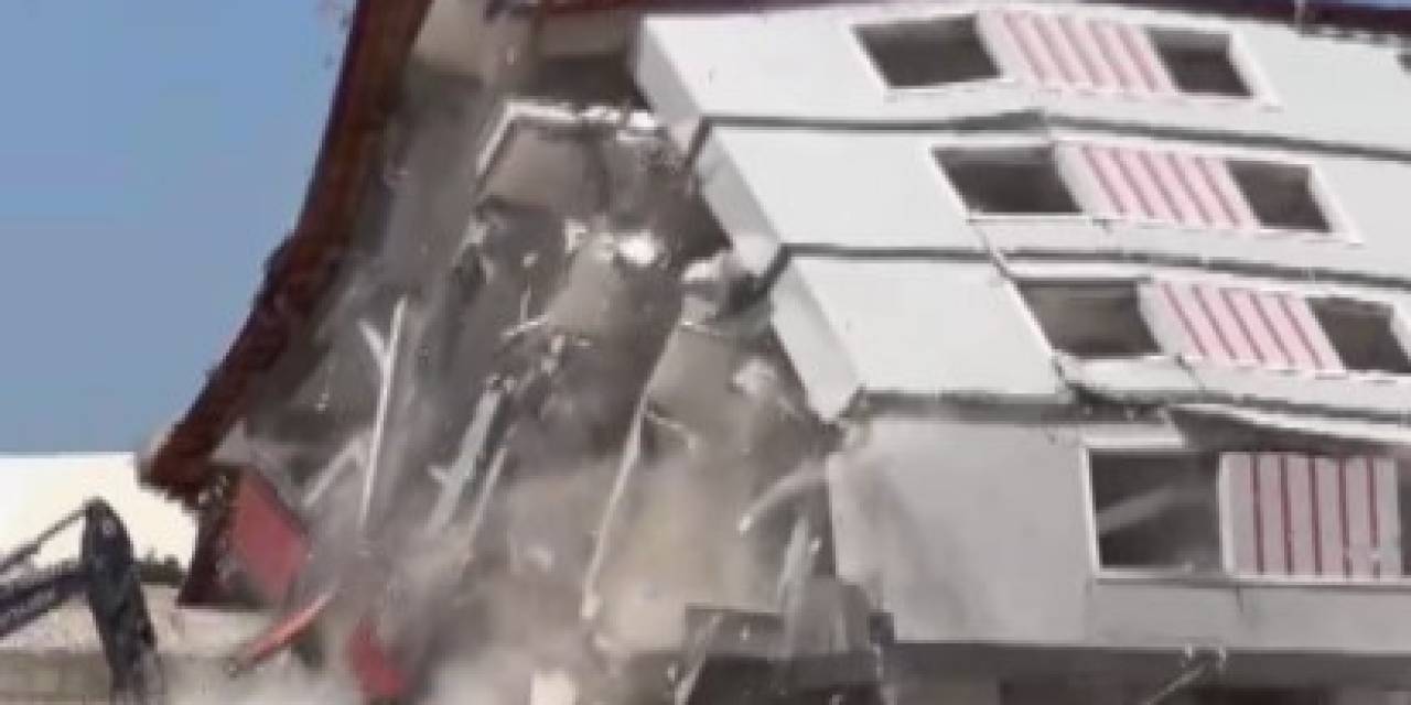 5 Katlı Binanın Yerle Bir Olma Anı Kamerada