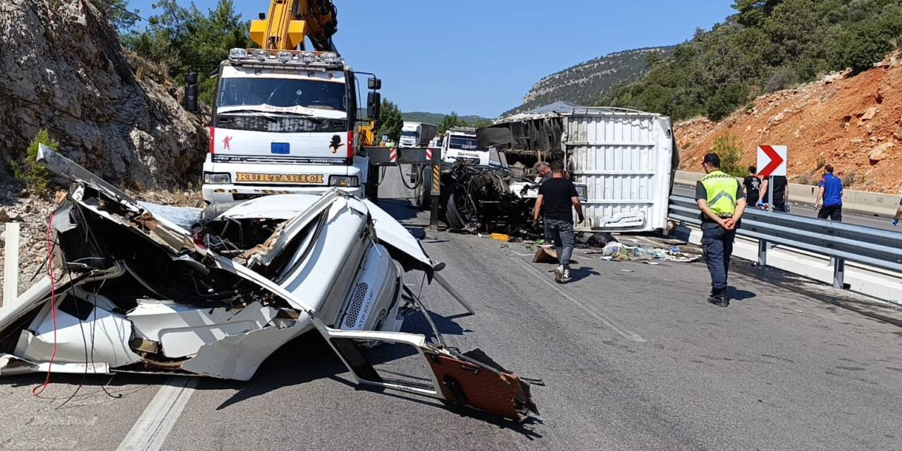 Kamyon Tıra Arkadan Çarptı, Ortalık Savaş Alanına Döndü: 1 Ölü