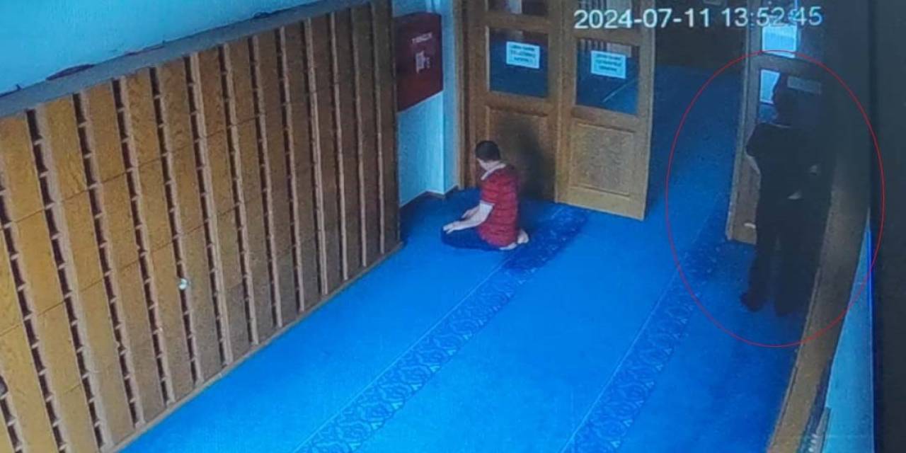 Sultangazi’de Camiden Çaldığı Ayakkabıyı Pantolonunun İçine Saklayan Hırsız Kamerada