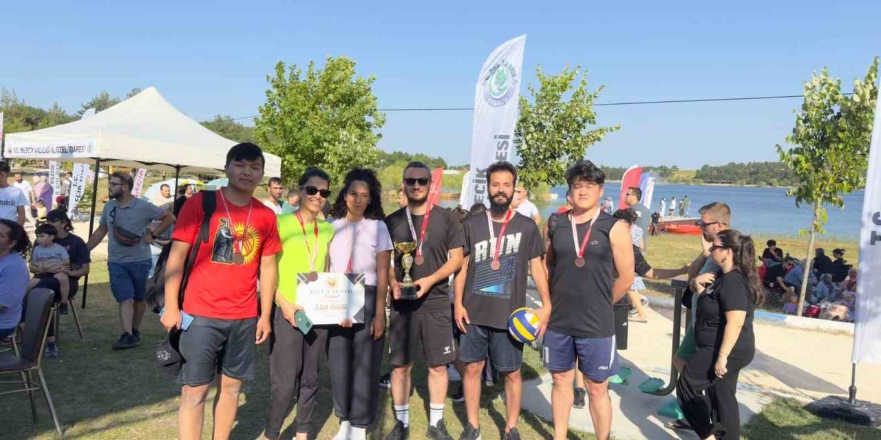 Bşeü Öğrencileri Ve Personelleri Plaj Voleyboluna Damga Vurdu