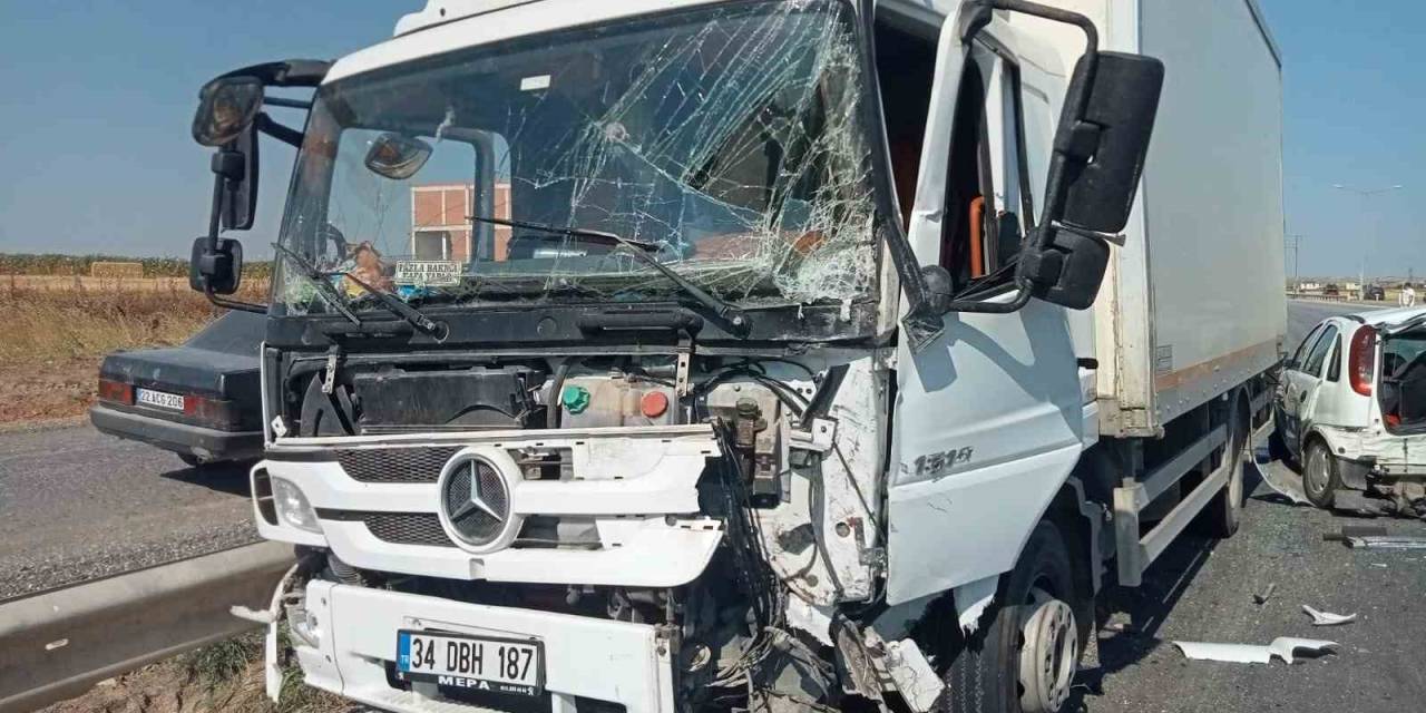 Babaeski’de 3 Aracın Karıştığı Kaza: 2 Kişi Yaralandı