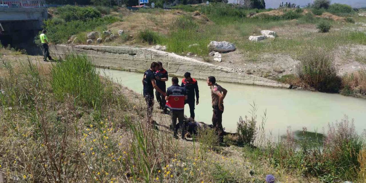 Otomobil Su Kanalına Uçtu: Baba Ve Oğlu Hayatını Kaybetti