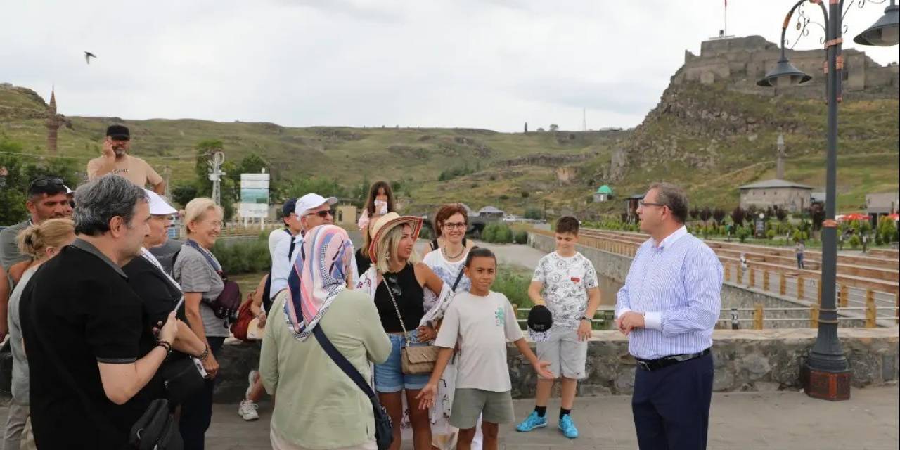 Kars Valisi Turistlere Rehberlik Yaptı