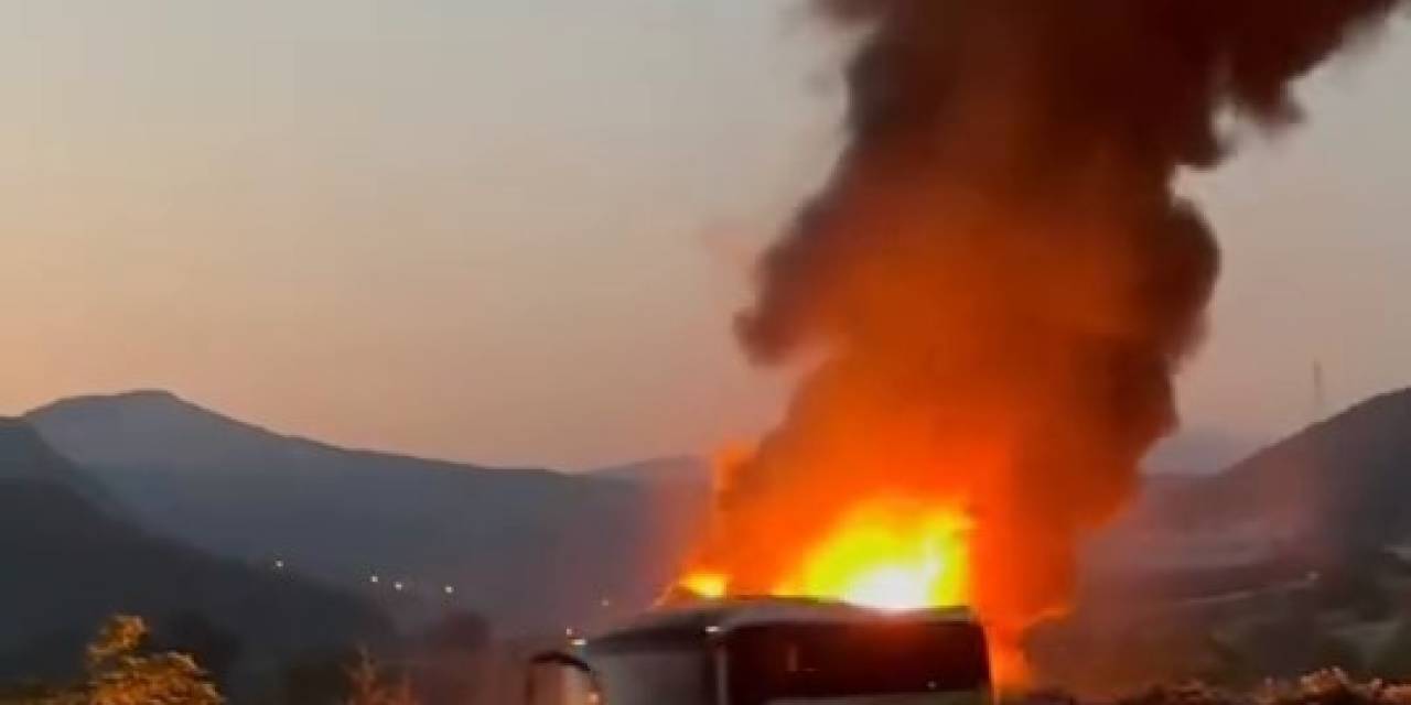 Yolcu Otobüsü Alev Alev Yandı, Yolcular Tahliye Edildi