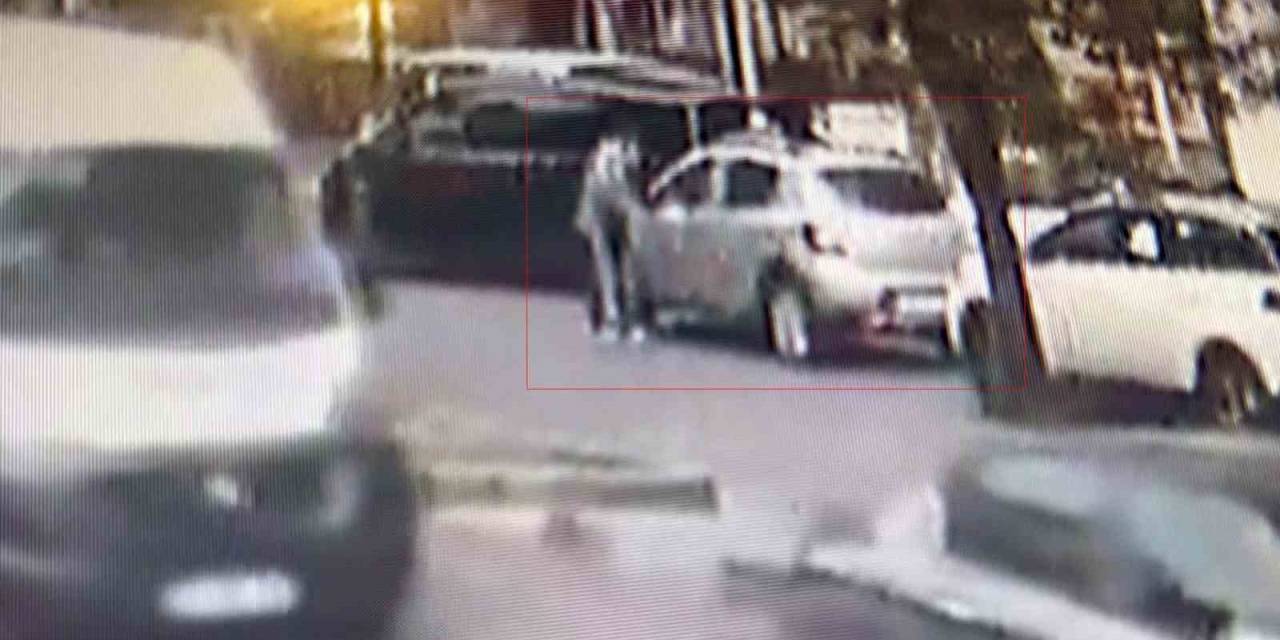 Esenyurt’ta Sinyal Kesici Kullanarak Açtığı Araçtan 300 Bin Lira Çalan Hırsız Kamerada