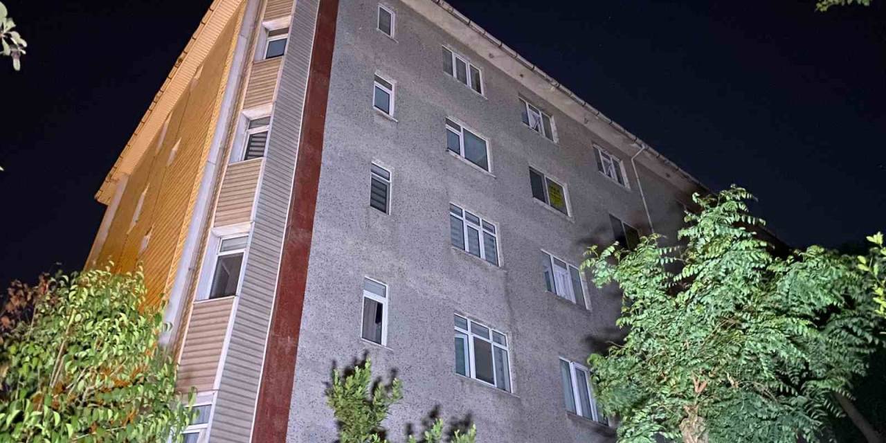 Eyüpsultan’da Elektriği Kesilen Sitenin Sakinlerinden Tepki