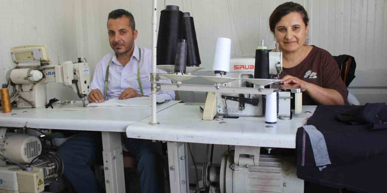 Depremin Yıkamadığı 30 Yıllık Terzi Kardeşler, Mesailerini Konteyner İş Yerinde Sürüdrüyorlar