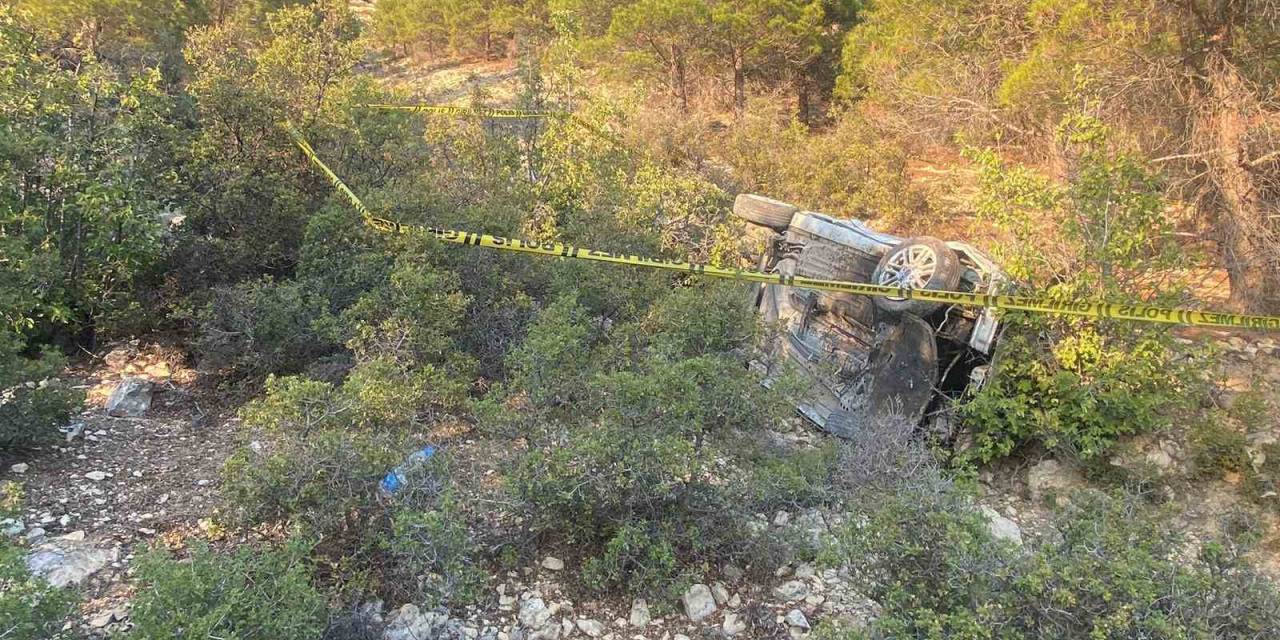 Hafif Ticari Aracın Uçurumdan Yuvarlanma Anı Kamerada