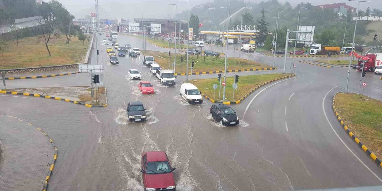 Rüzgar Fidanları Devirdi, Sağanak Yolları Göle Çevirdi