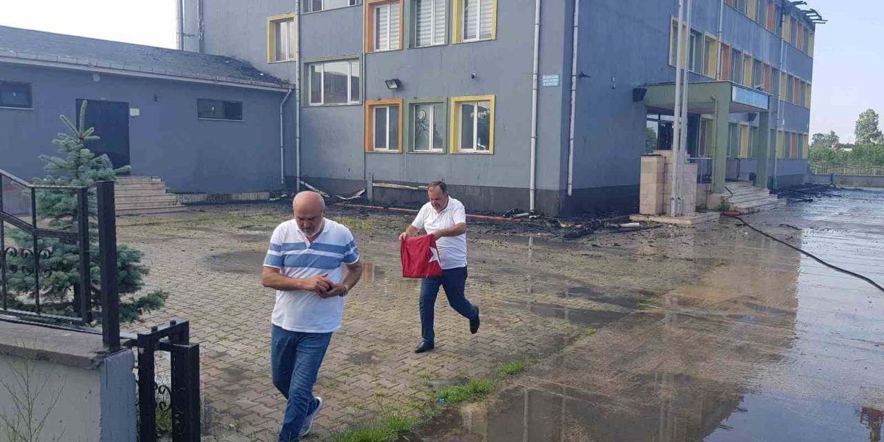 Okulun Çatısı Alevlere Teslim Oldu, Polis Türk Bayrağını Kurtardı