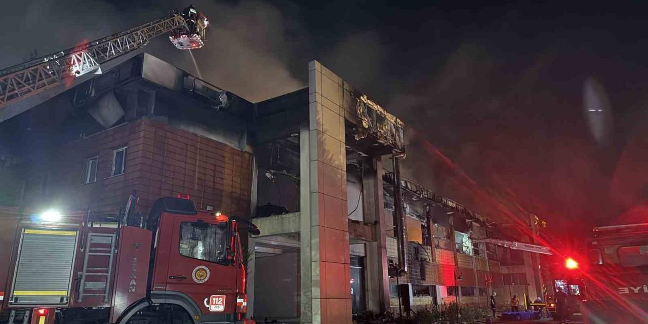 Şehirdeki Tüm İtfaiye Ekiplerinin Seferber Olduğu Fabrika Yangını Kontrol Altında