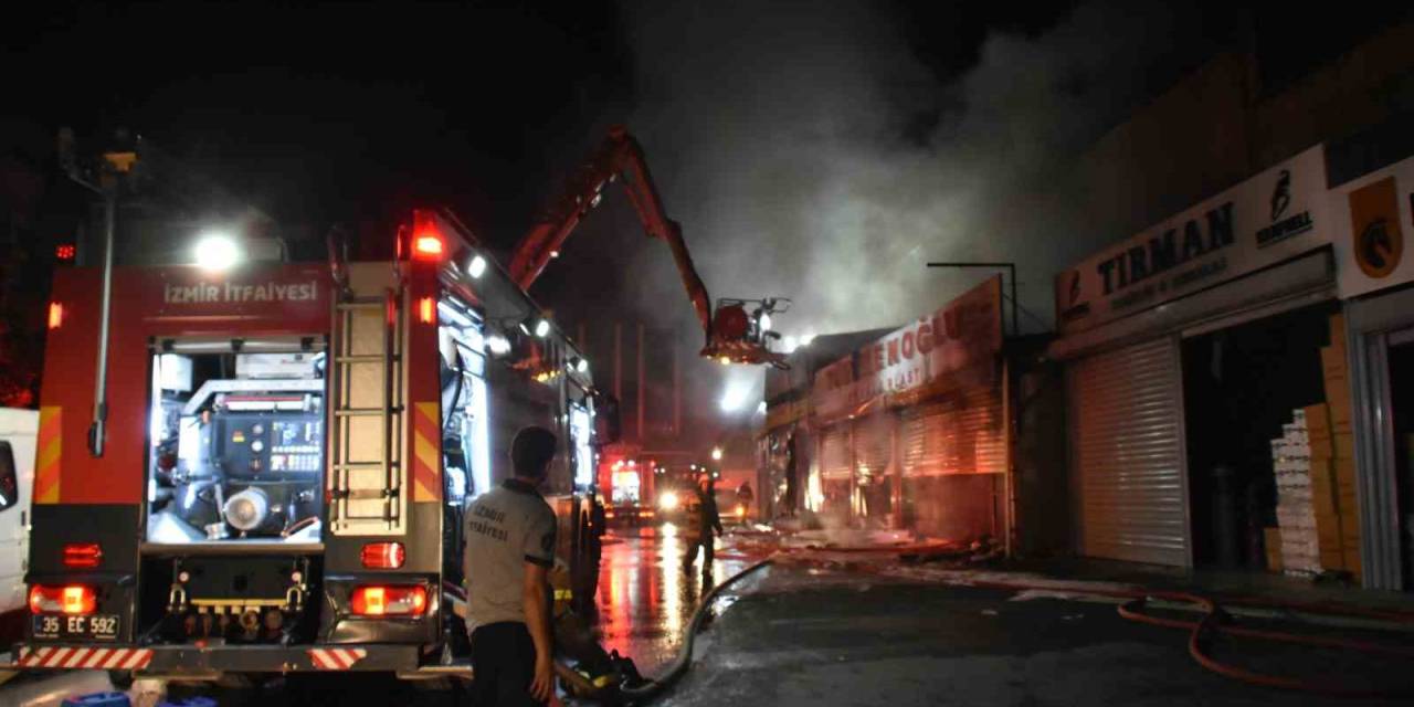 İzmir’de İş Yerinde Çıkan Yangın Yan Depoya Da Sıçradı