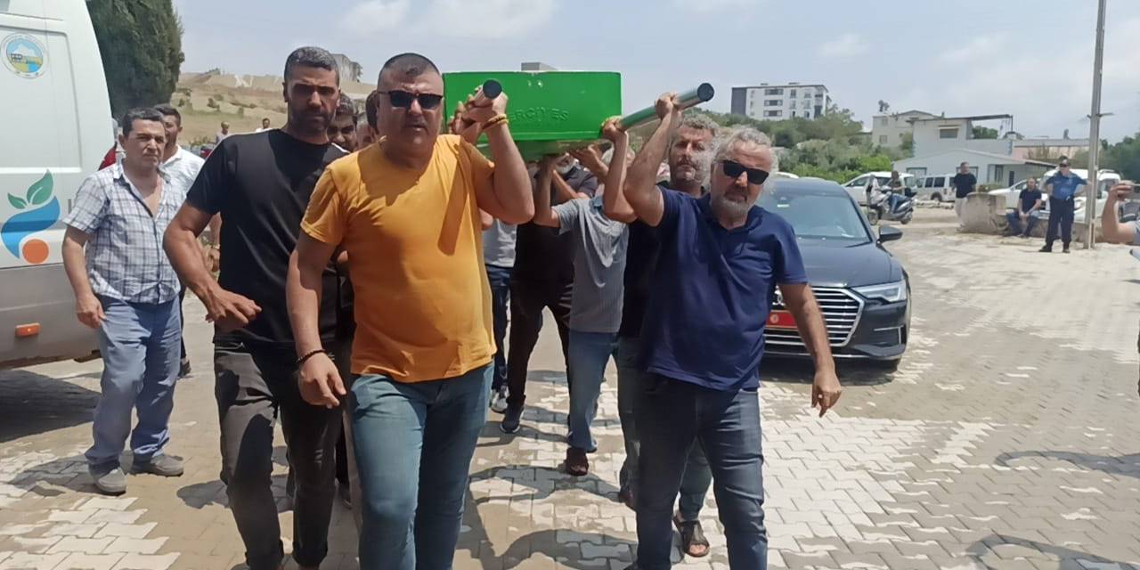 İzmir’de Yoldaki Elektrik Akımına Kapılarak Ölen Özge Ceren, Son Yolculuğuna Uğurlandı
