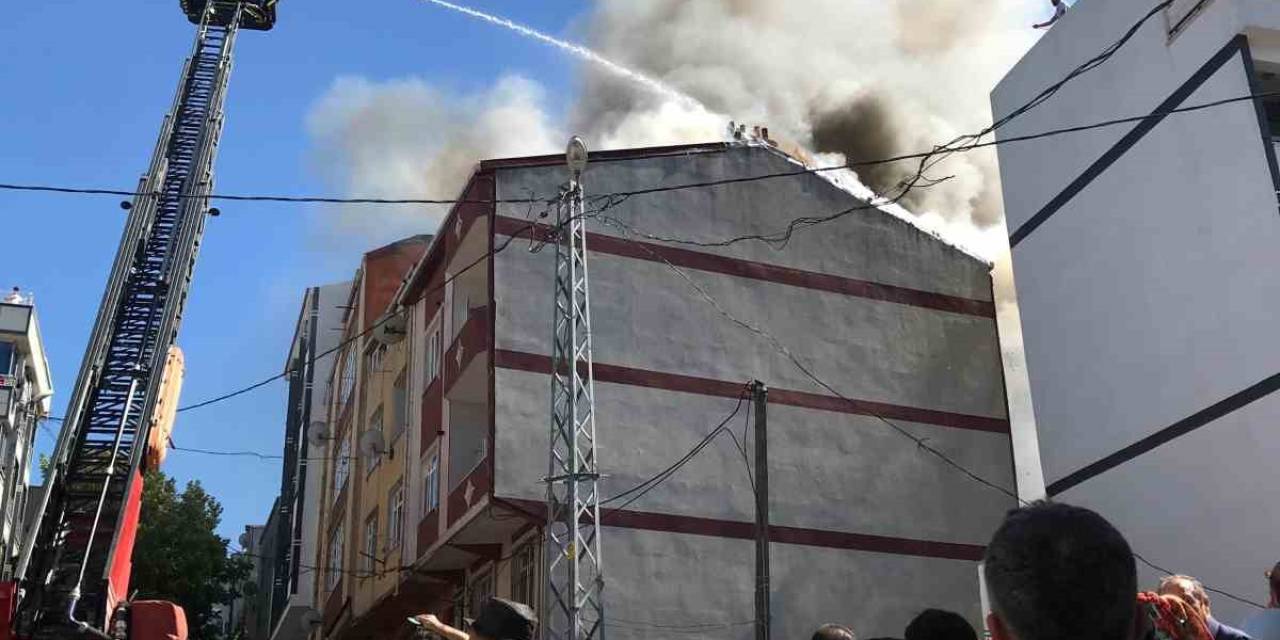 Arnavutköy’de Bina Çatısı Alev Aldı, Vatandaşlar Çatılardan Hortumlarla Söndürmeye Çalıştı