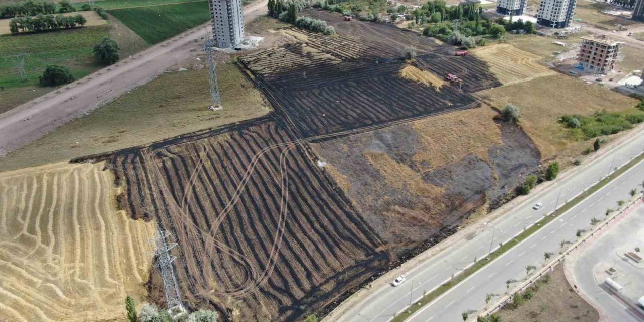 Paniğe Neden Olan Anız Yangını Evlere Sıçramadan Söndürüldü