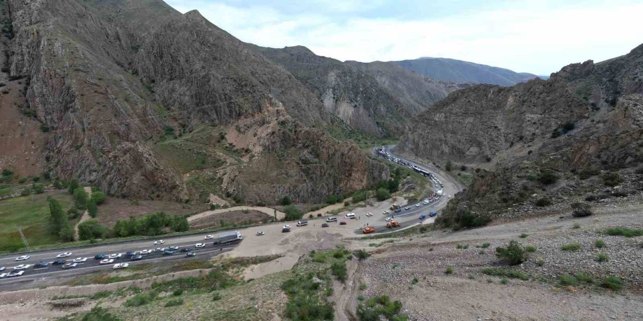 Tortum’da Heyelan: Erzurum-artvin Karayolu Trafiğe Kapandı